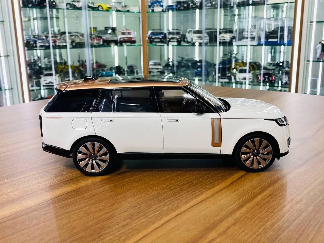 1/18 Land Rover Range Rover SV Autobiography Dynamic 2017 White LCD-Model (Copy)