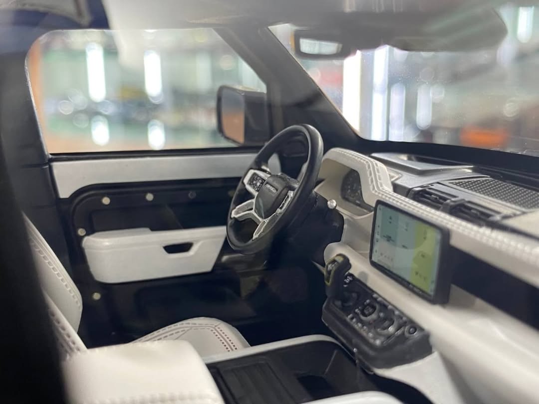 1/18 Land Rover Range Rover SV Autobiography Dynamic 2017 White LCD-Model (Copy) (Copy)