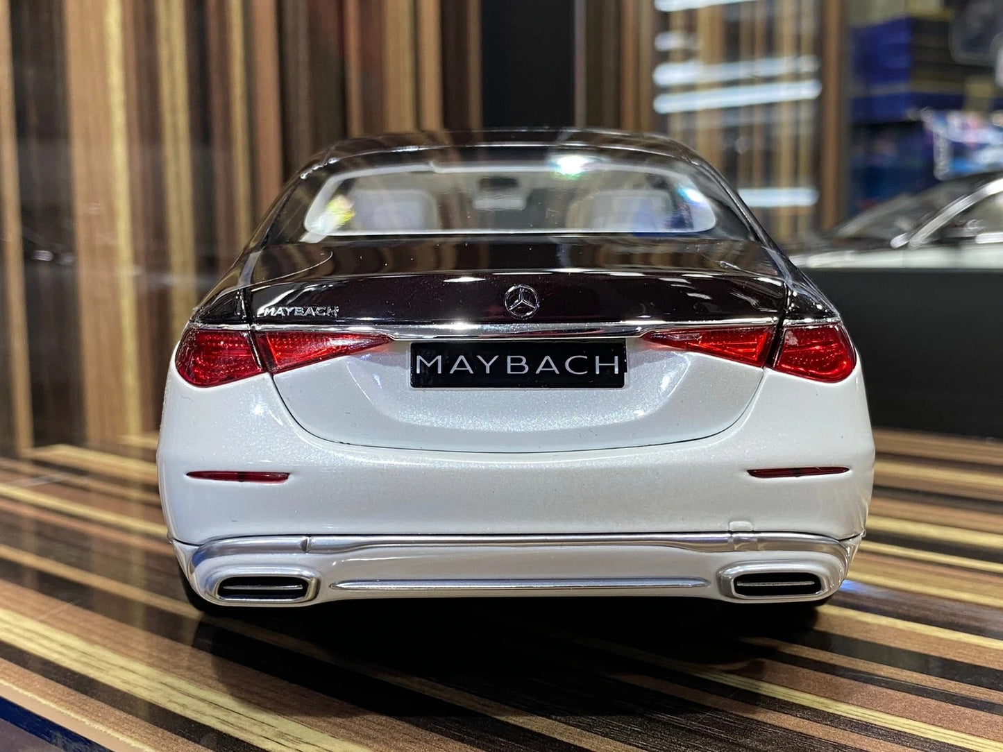 1_18 Diecast Mercedes-Maybach S-Class 2021 White & Black Norev Scale M