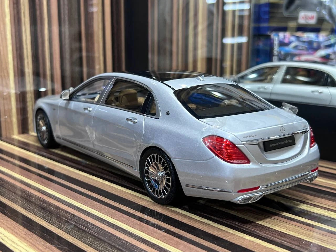 1_18 Diecast Mercedes-Benz S-Class Maybach Silver Almost Real Scale Mo