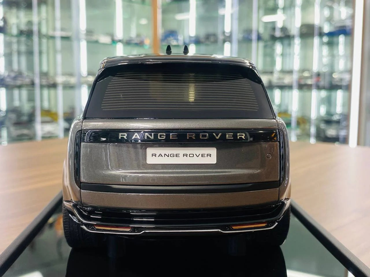 MotorHelix Range Rover Autobiography 2022 – 1_18 Resin ,Grey Silver