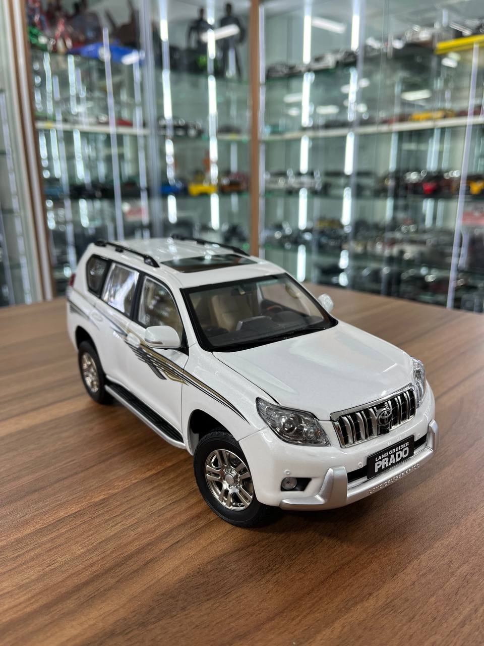 1/18 Diecast full opening Faw Toys Land Cruiser PRADO 2009 White