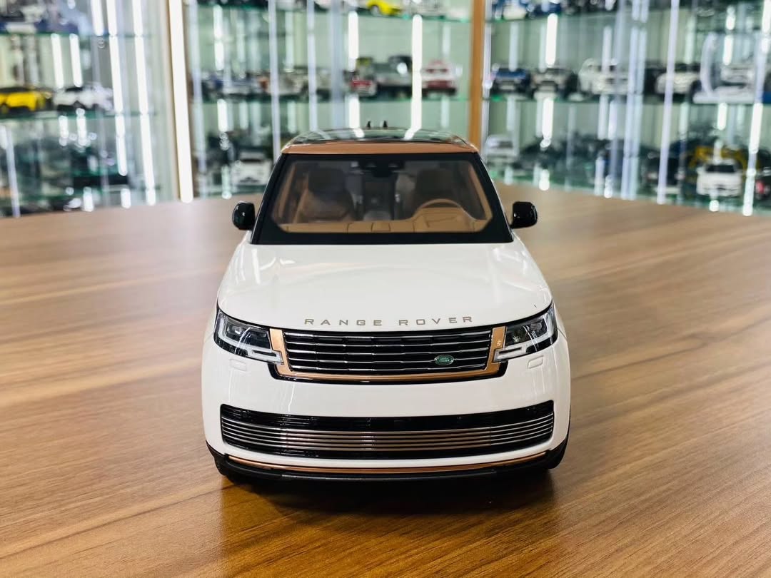 1/18 Land Rover Range Rover SV Autobiography Dynamic 2017 White LCD-Model (Copy)