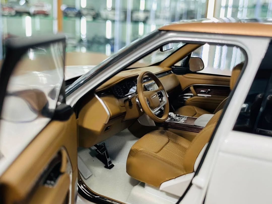 1/18 Land Rover Range Rover SV Autobiography Dynamic 2017 White LCD-Model (Copy)