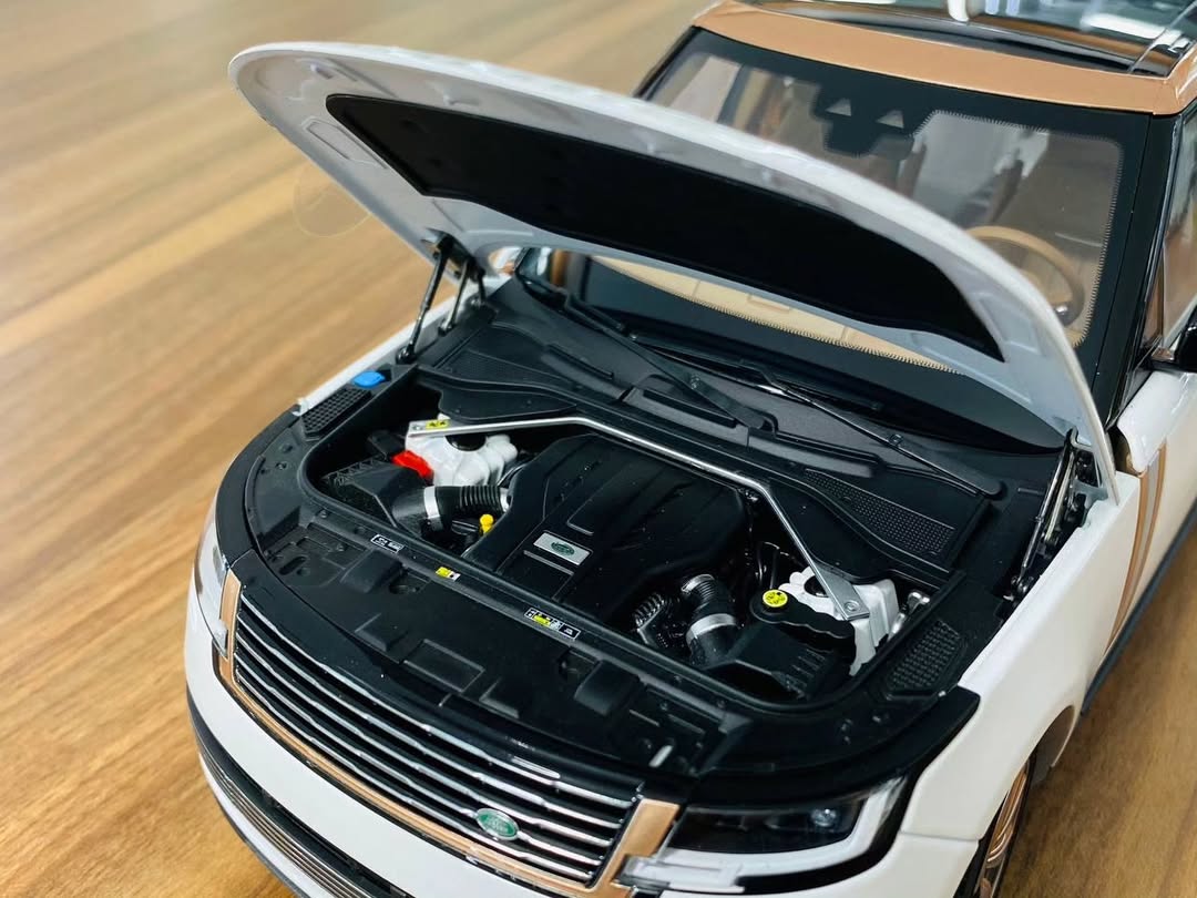 1/18 Land Rover Range Rover SV Autobiography Dynamic 2017 White LCD-Model (Copy)