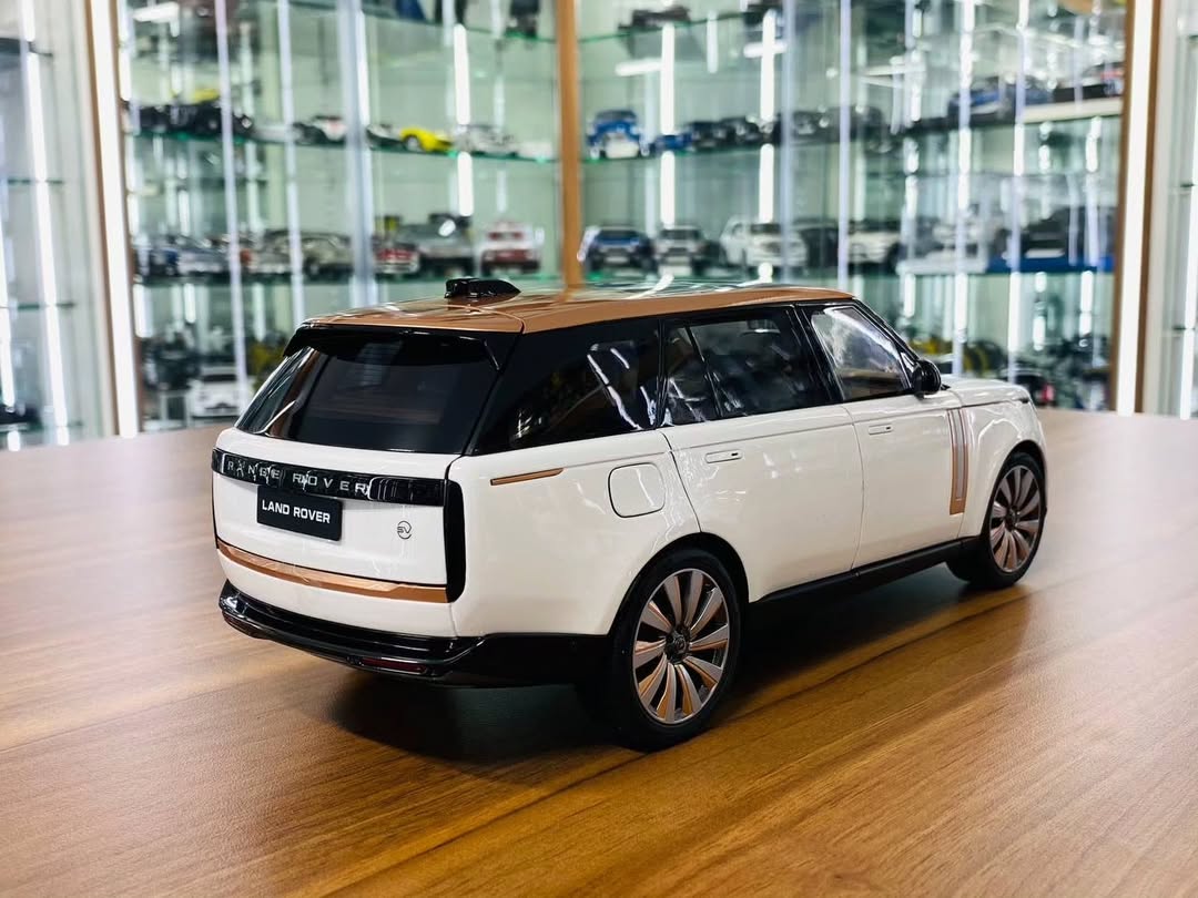 1/18 Land Rover Range Rover SV Autobiography Dynamic 2017 White LCD-Model (Copy)