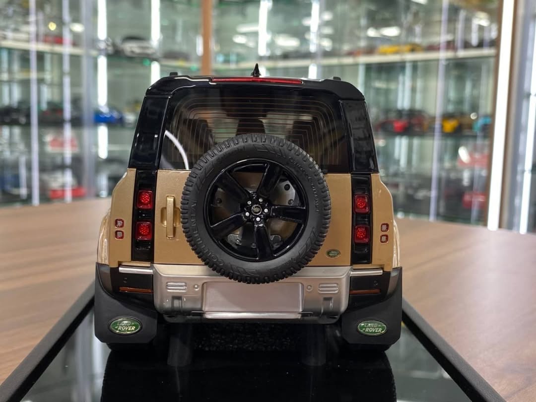 1/18 Land Rover Range Rover SV Autobiography Dynamic 2017 White LCD-Model (Copy) (Copy)