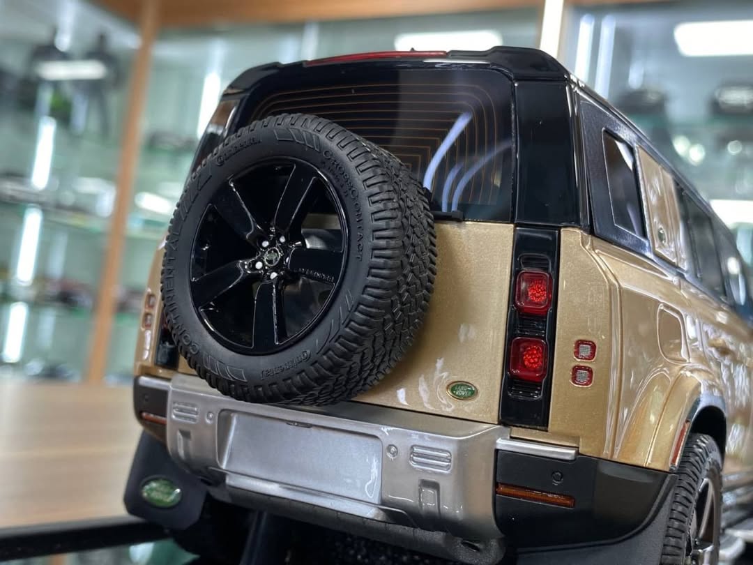 1/18 Land Rover Range Rover SV Autobiography Dynamic 2017 White LCD-Model (Copy) (Copy)