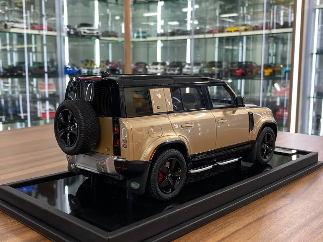 1/18 Land Rover Range Rover SV Autobiography Dynamic 2017 White LCD-Model (Copy) (Copy)