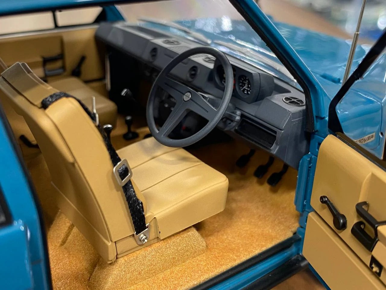 1_18 Diecast Land Rover Range Rover 2 Doors 1970 Blue Almost Real