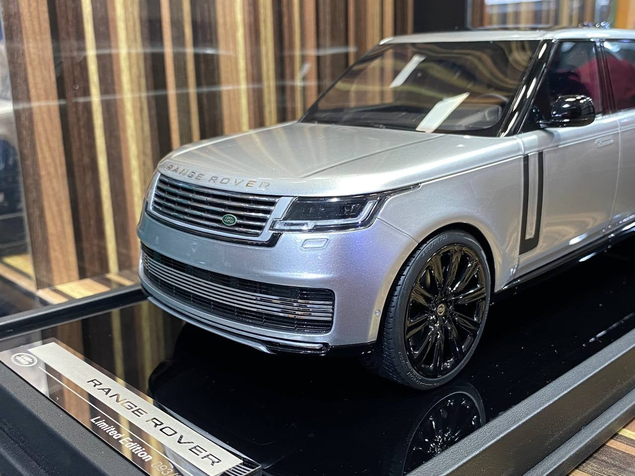 Motorhelix Land Rover Range Rover_ Limited Edition Resin Model 1_18