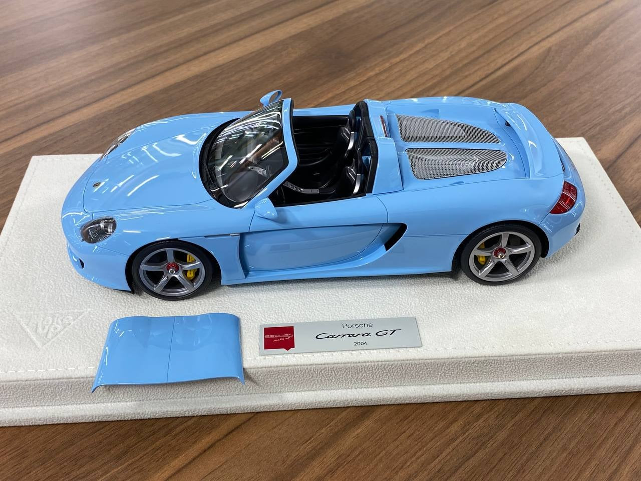 1_18 Resin Make Up Porsche Carrera GT 2004 Gulf Blue (Limited Edition)