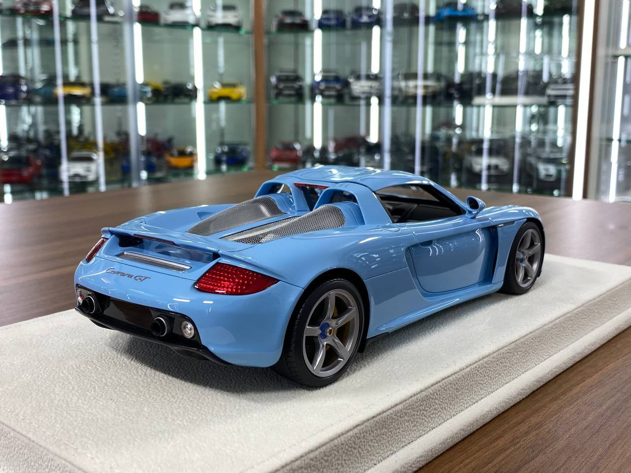 1_18 Resin Make Up Porsche Carrera GT 2004 Gulf Blue (Limited Edition)
