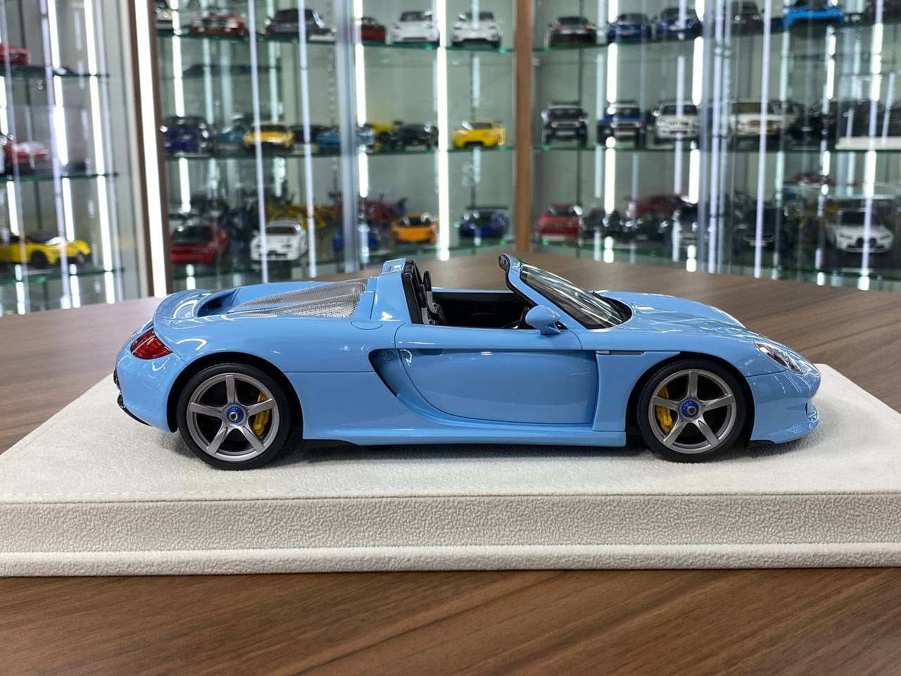 1_18 Resin Make Up Porsche Carrera GT 2004 Gulf Blue (Limited Edition)