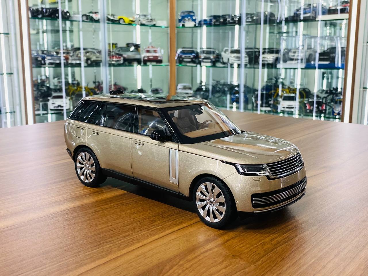 1_18 Diecast LCD Land Rover Range Rover 2022 Gold