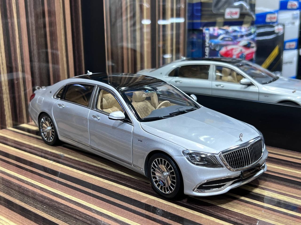 1_18 Diecast Mercedes-Benz S-Class Maybach Silver Almost Real Scale Mo