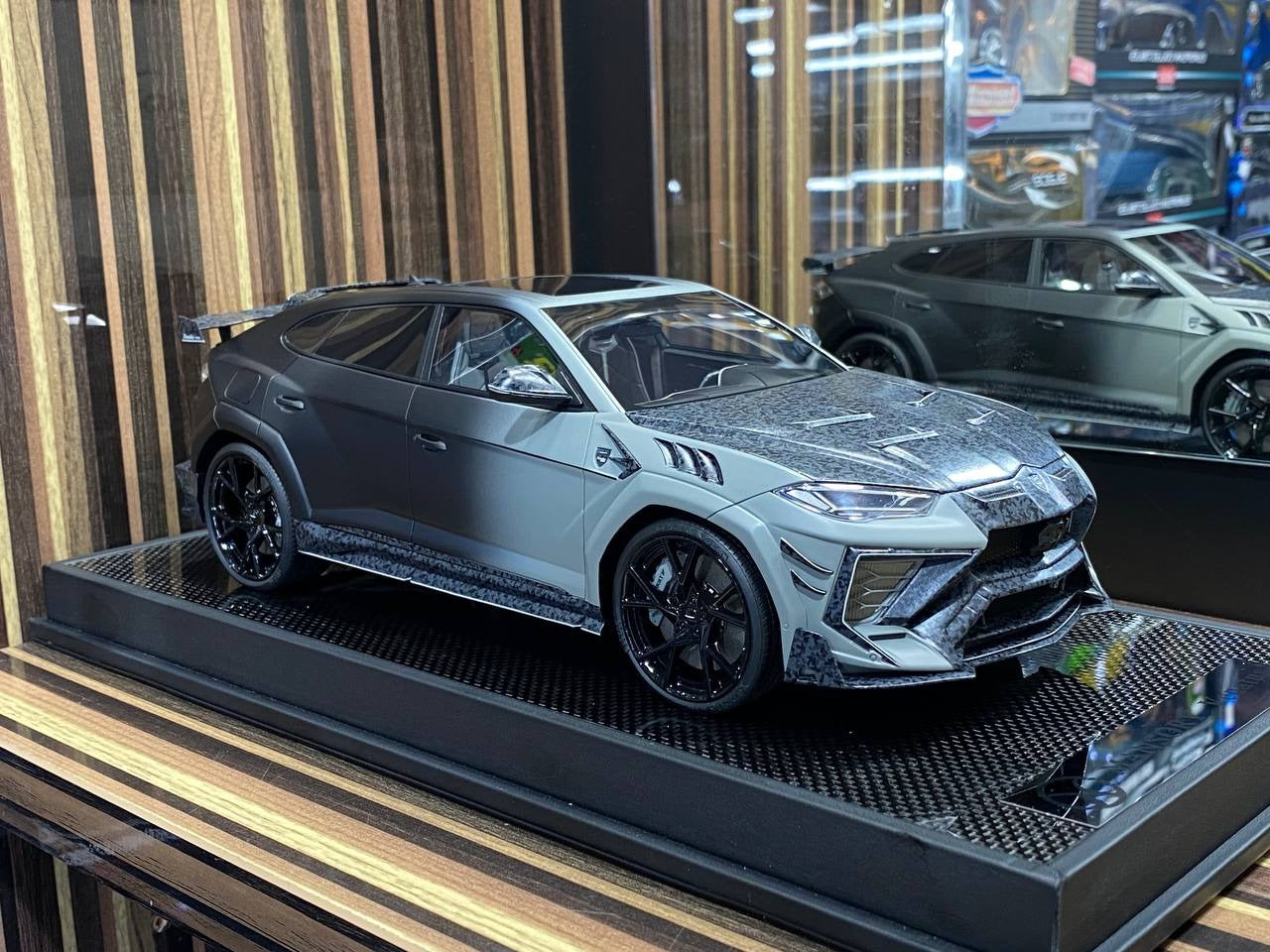 1_18 Resin Lamborghini Urus Venatus Black & Grey by MANSORY