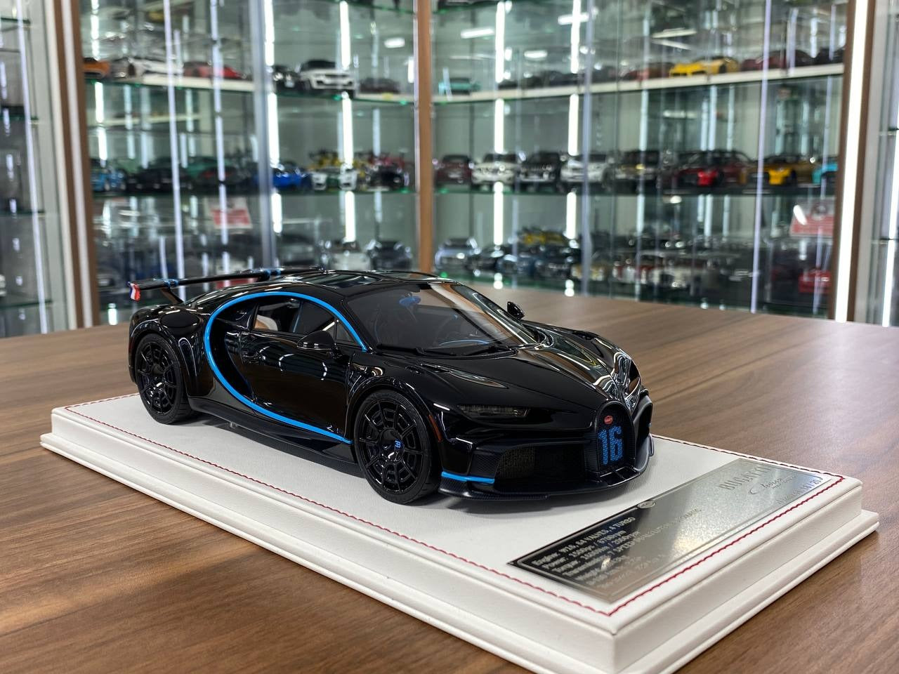 1/18 Resin Model Bugatti Chiron Sport Davis & Giovanni Gloss Black