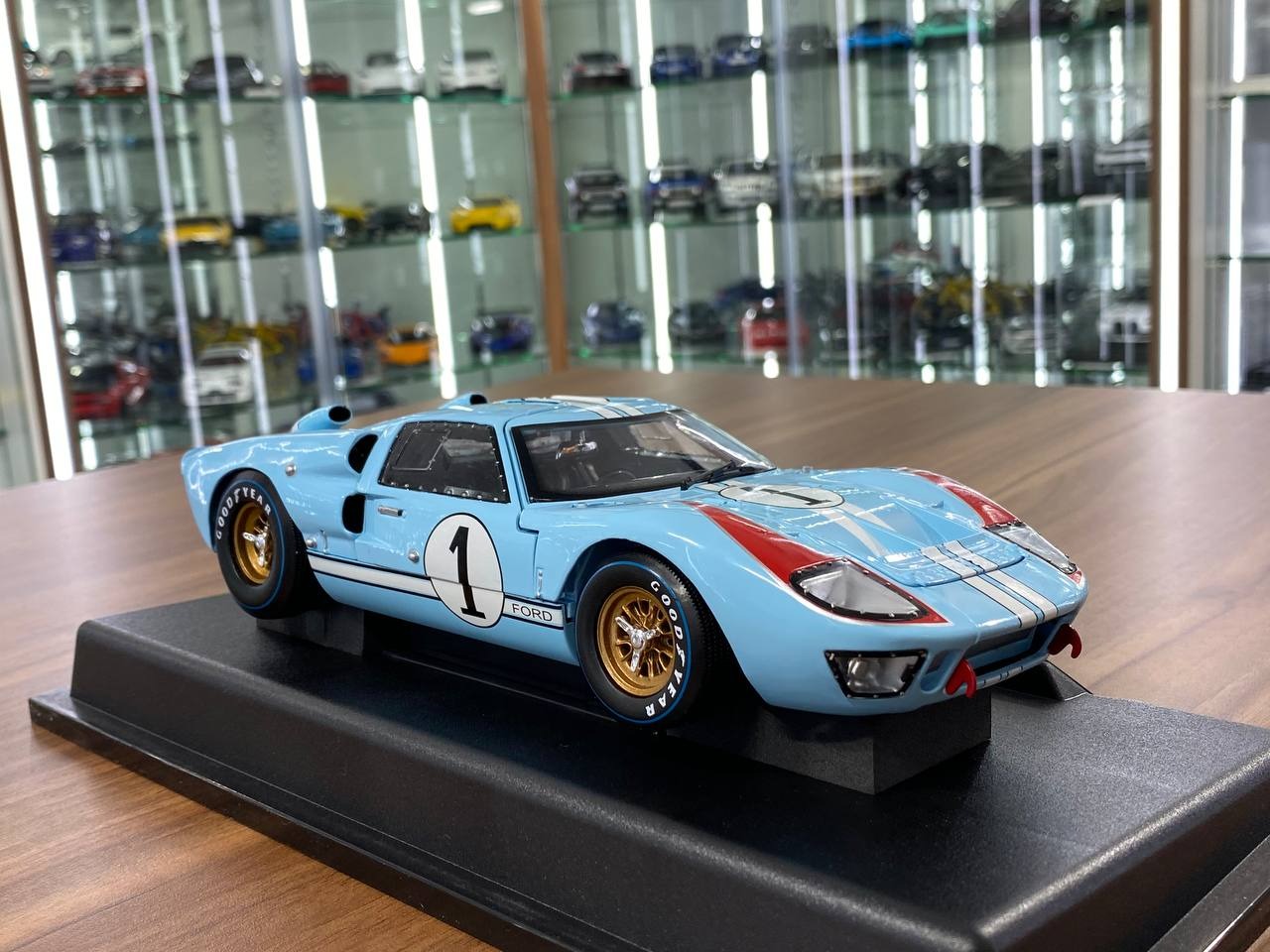 1_18 Metal Diecast Shelby Collectibles Ford GT 40 MKII Gulf #1 1966 Gu