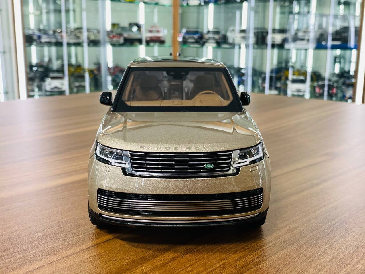 1_18 Diecast LCD Land Rover Range Rover 2022 Gold