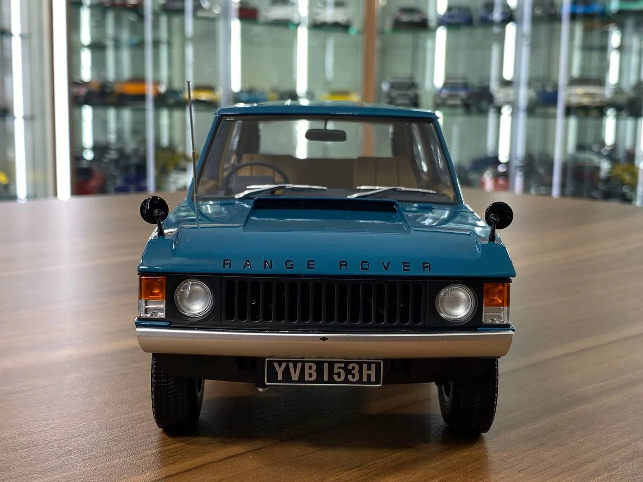 1_18 Diecast Land Rover Range Rover 2 Doors 1970 Blue Almost Real