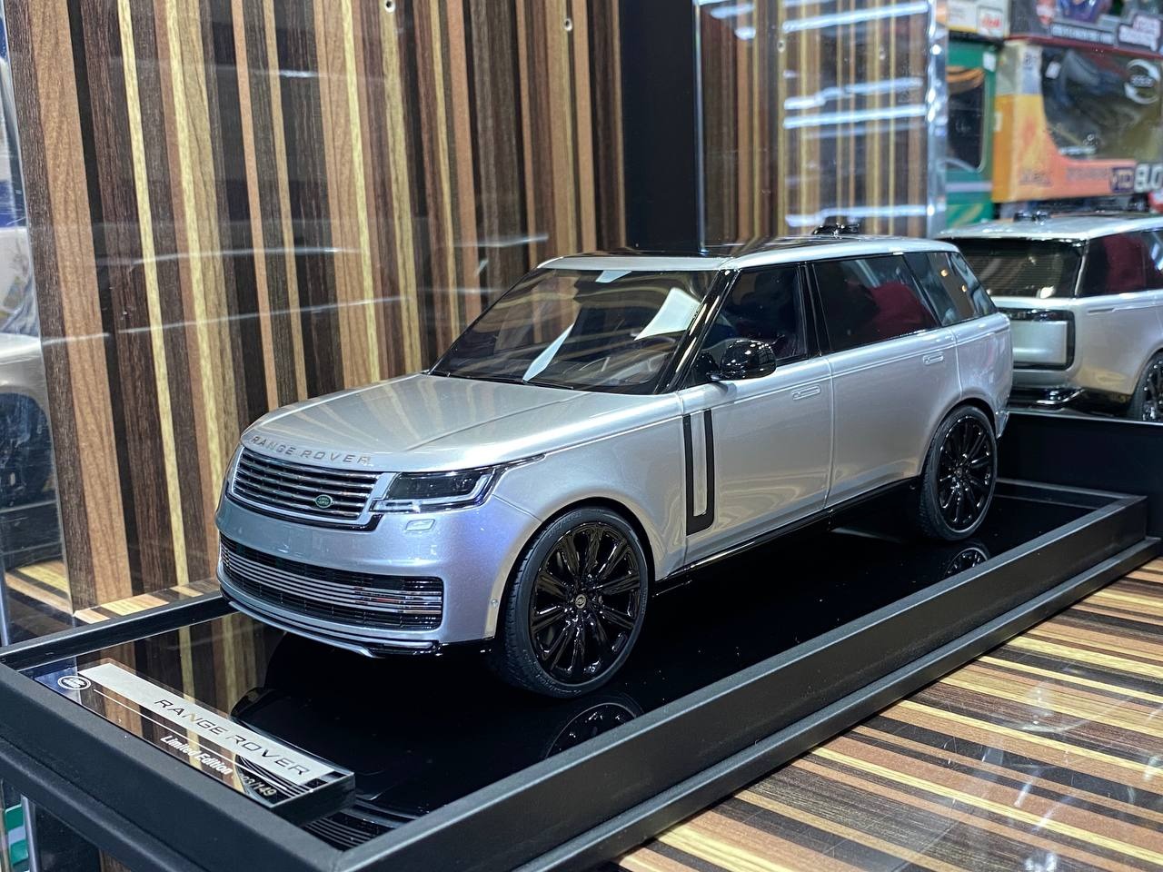 Motorhelix Land Rover Range Rover_ Limited Edition Resin Model 1_18