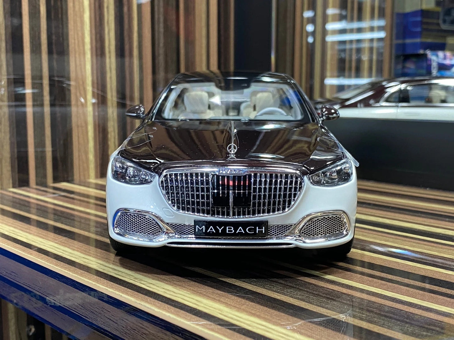 1_18 Diecast Mercedes-Maybach S-Class 2021 White & Black Norev Scale M