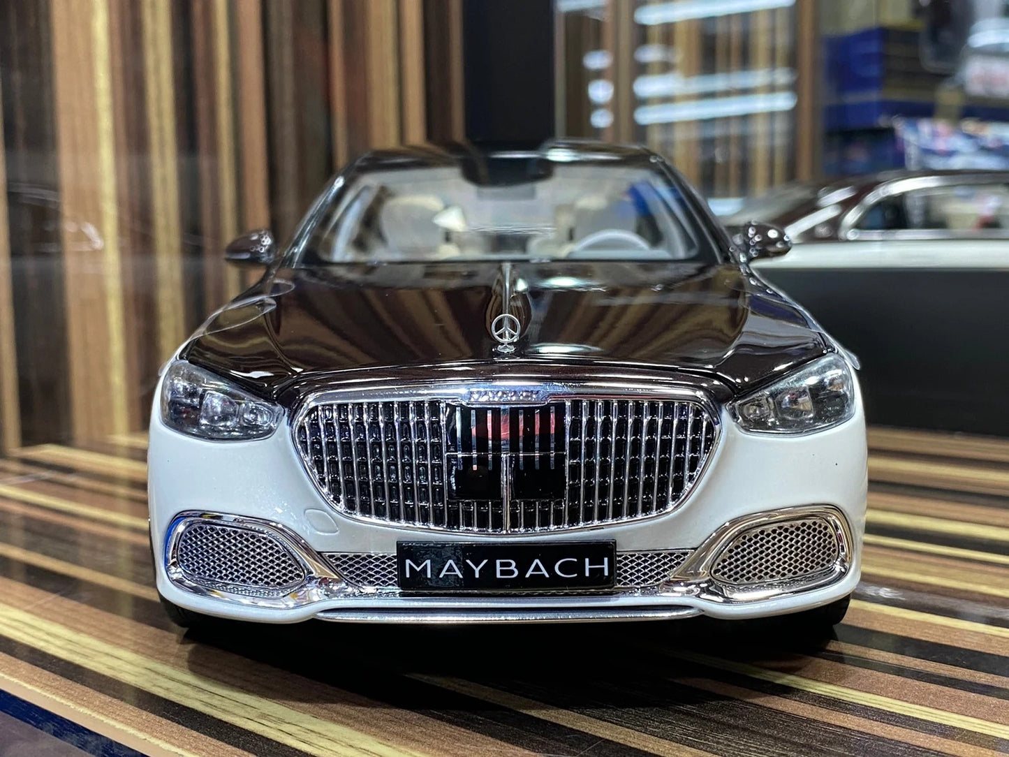 1_18 Diecast Mercedes-Maybach S-Class 2021 White & Brown Norev Scale M