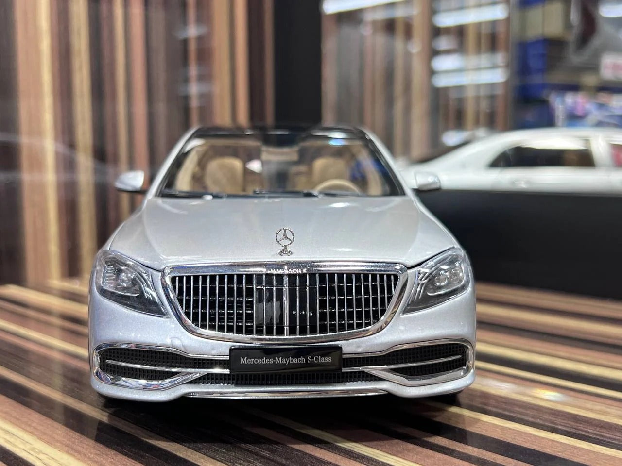1_18 Diecast Mercedes-Benz S-Class Maybach Silver Almost Real Scale Mo