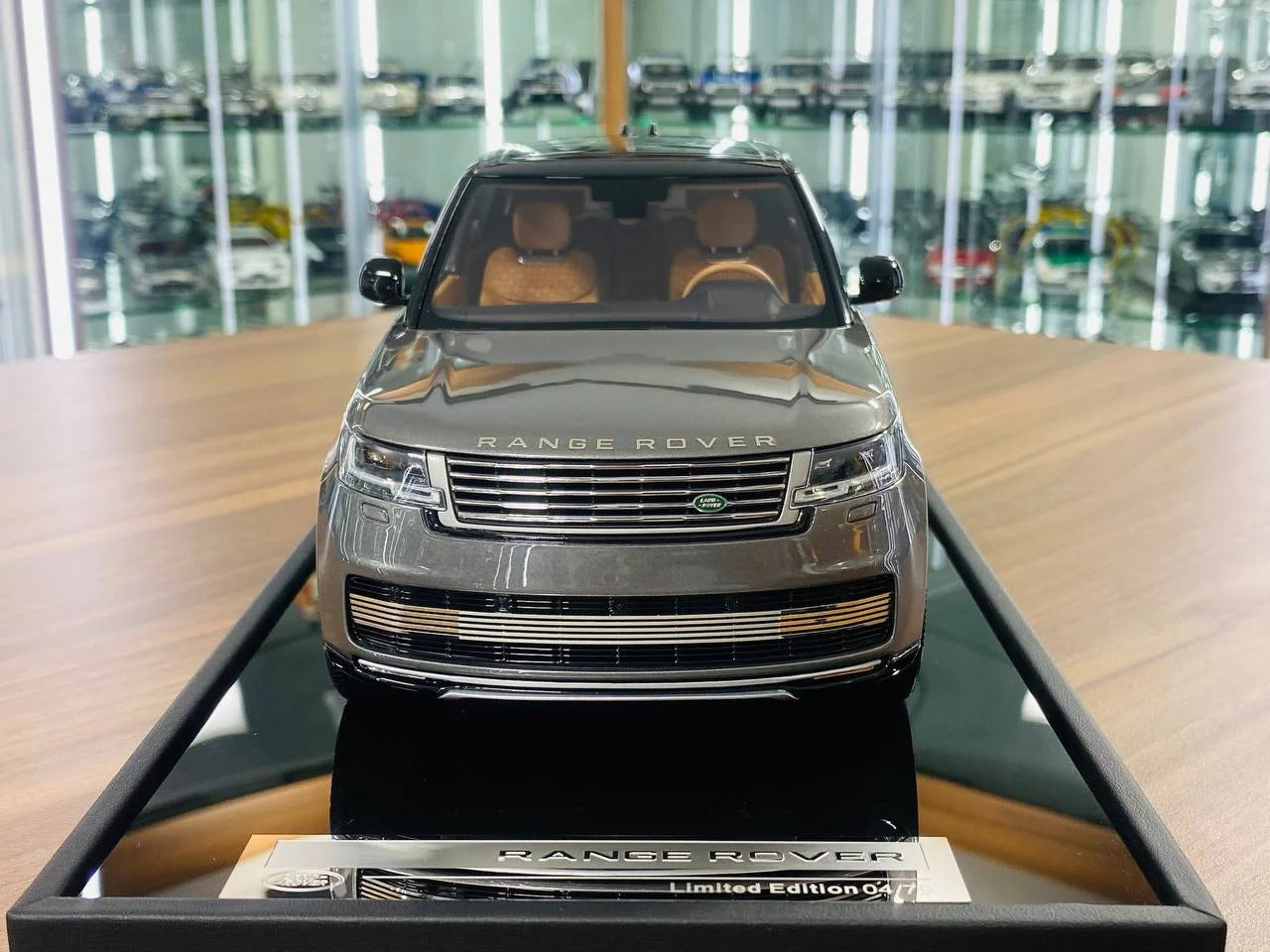 MotorHelix Range Rover Autobiography 2022 – 1_18 Resin ,Grey Silver
