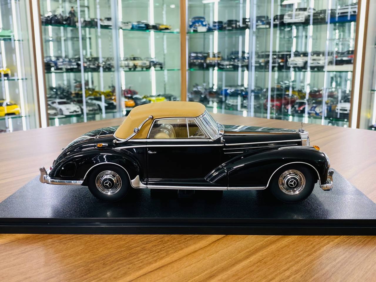 1_18 Diecast KK Scale Mercedes 300 SC Cabriolet 1965 Black