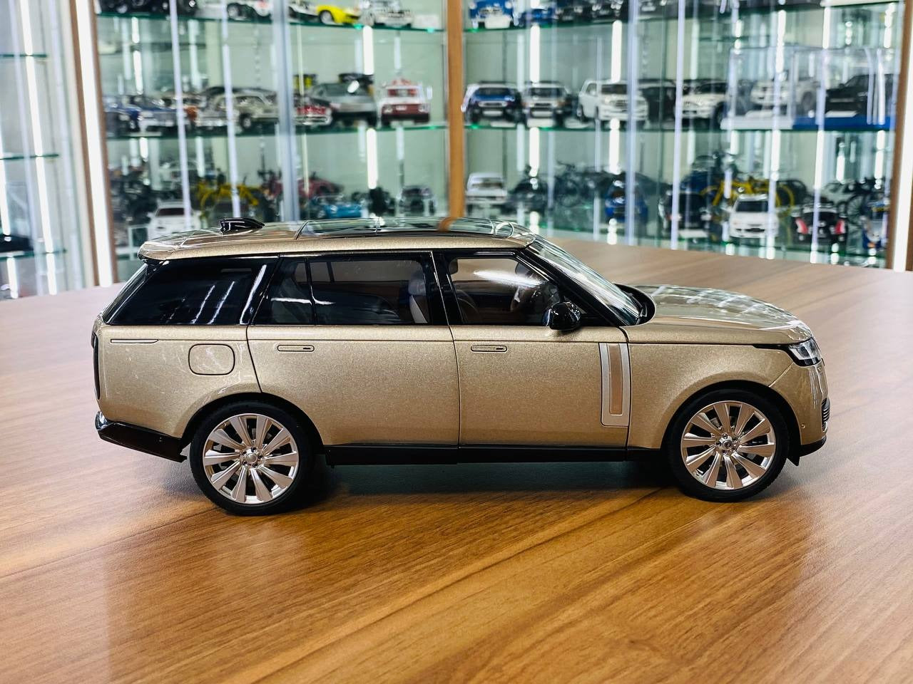 1_18 Diecast LCD Land Rover Range Rover 2022 Gold