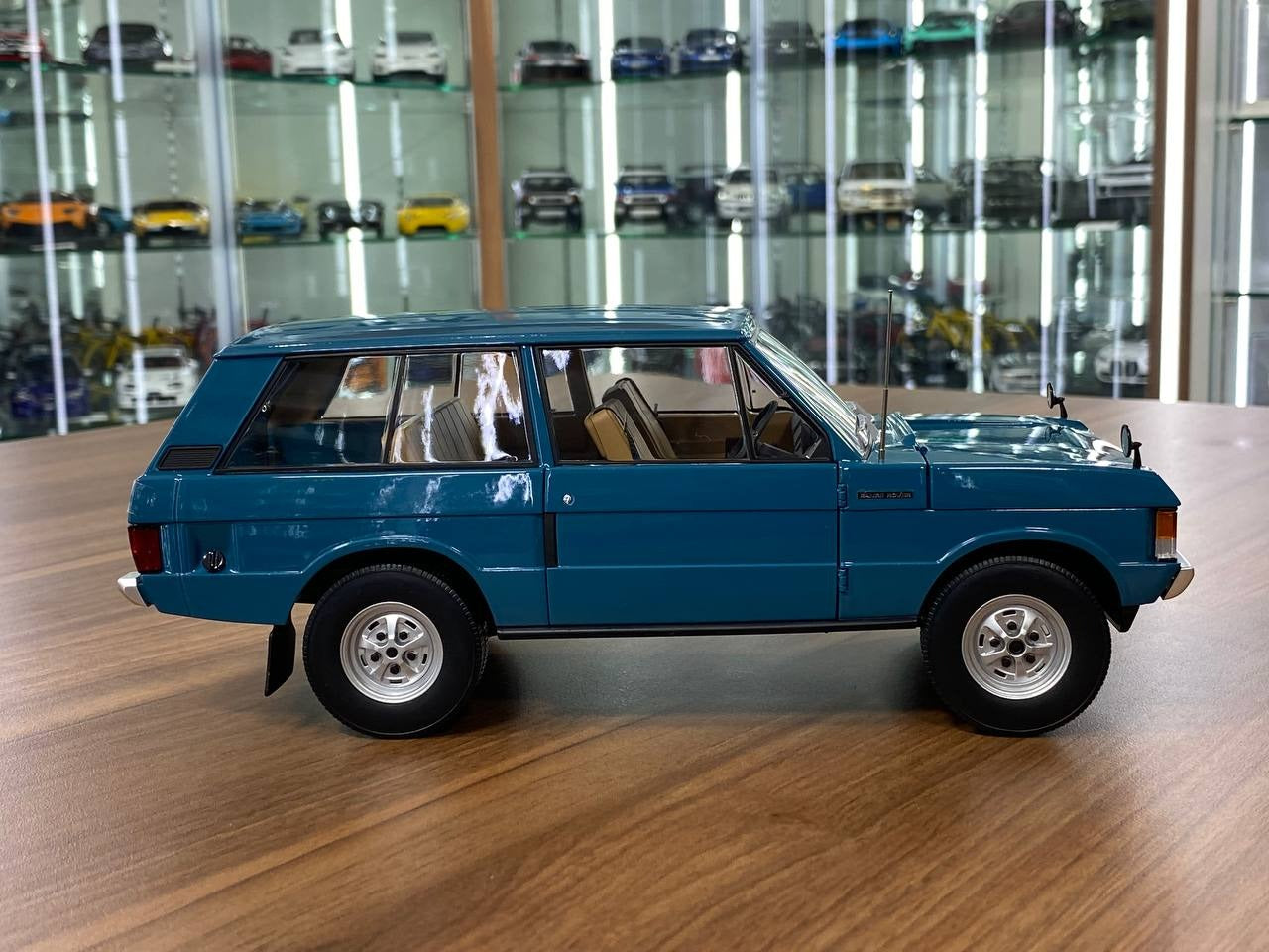 1_18 Diecast Land Rover Range Rover 2 Doors 1970 Blue Almost Real