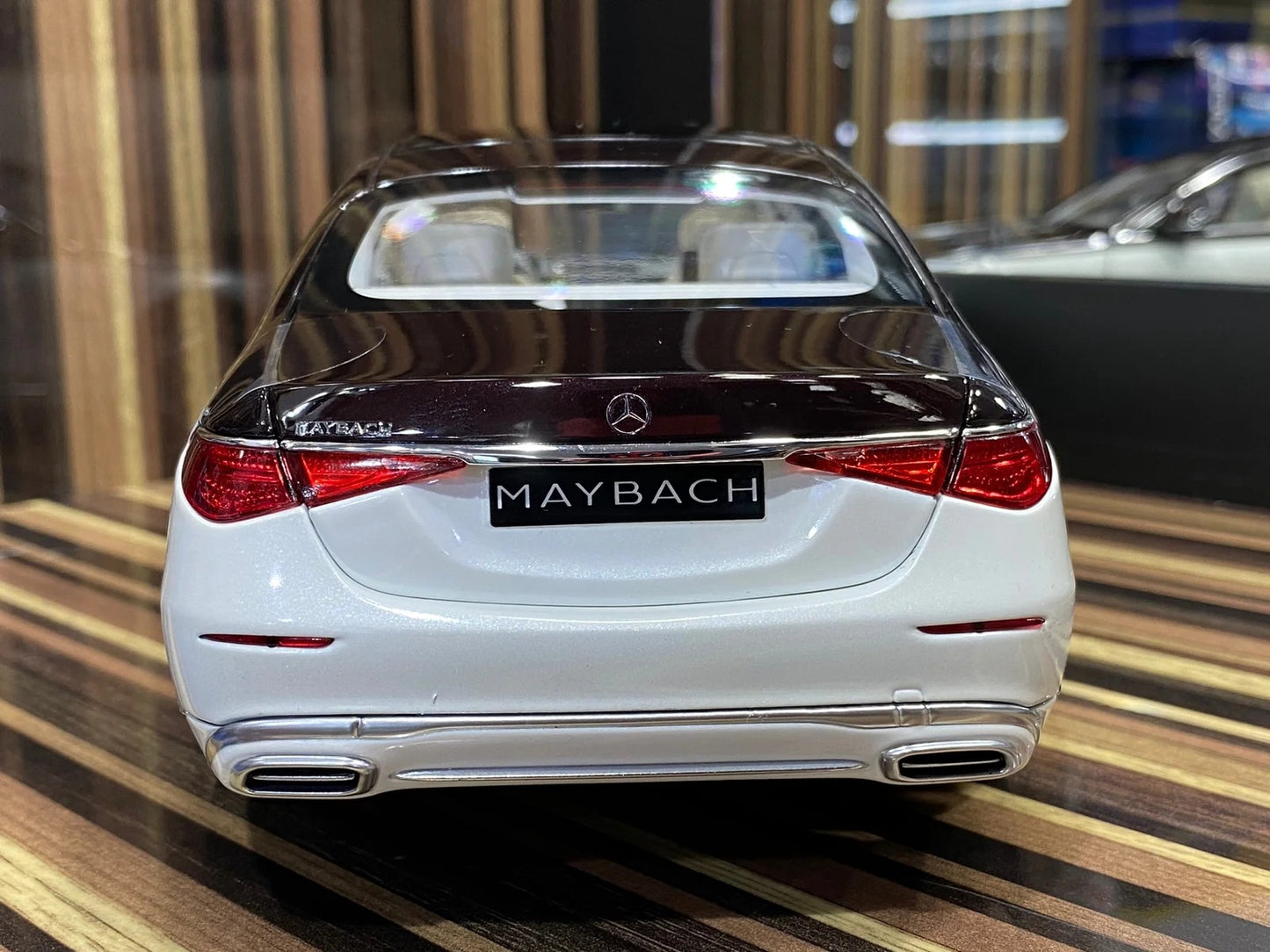 1_18 Diecast Mercedes-Maybach S-Class 2021 White & Brown Norev Scale M