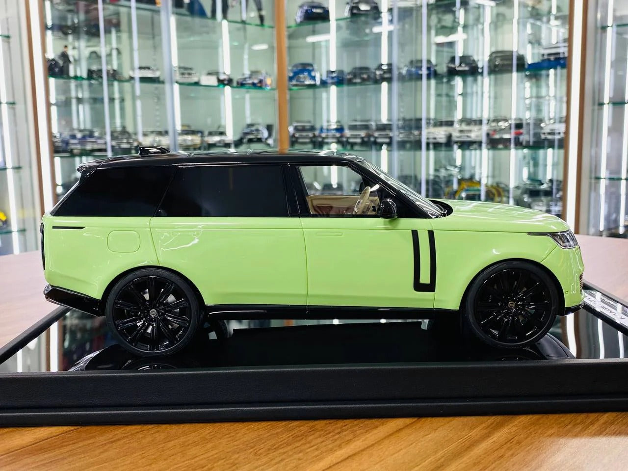 MotorHelix Range Rover Autobiography 2022 – 1_18 Resin ,Light Green