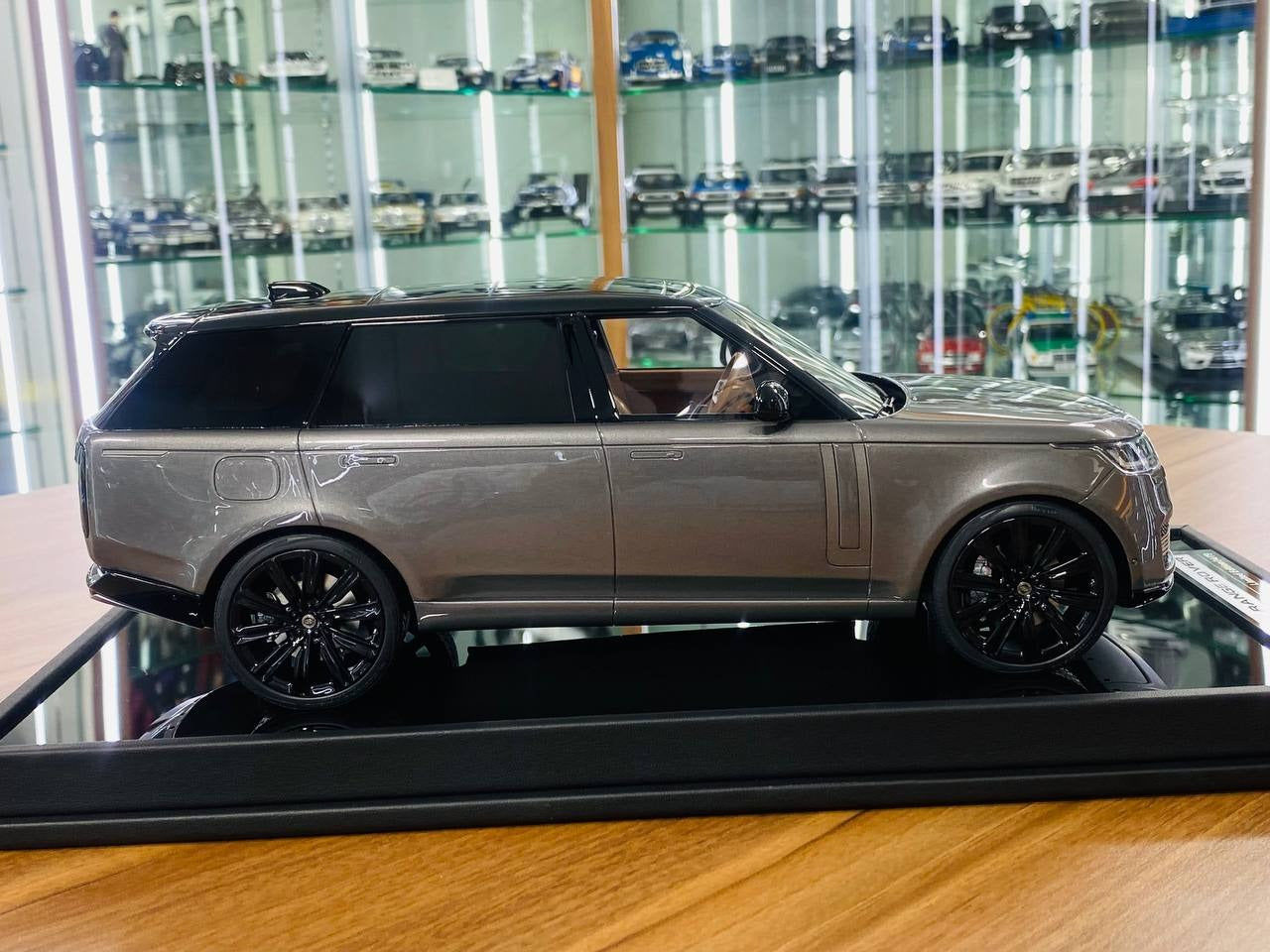 MotorHelix Range Rover Autobiography 2022 – 1_18 Resin ,Grey Silver