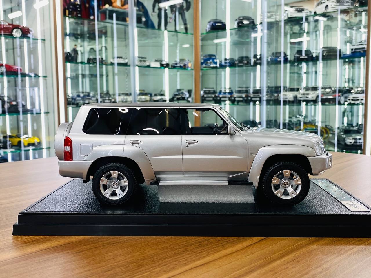 1_18 Nissan Patrol Safari Y61 by Ivy Model _Silver, Limited Edition