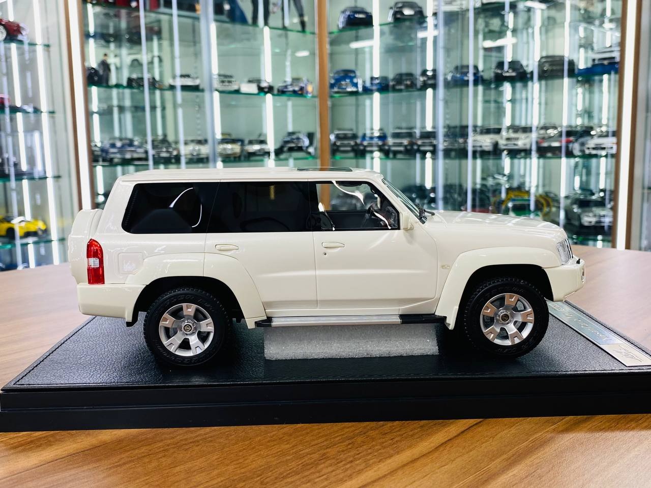 Ivy Model 1_18 Nissan Patrol Safari Y61 – White, Limited Edition