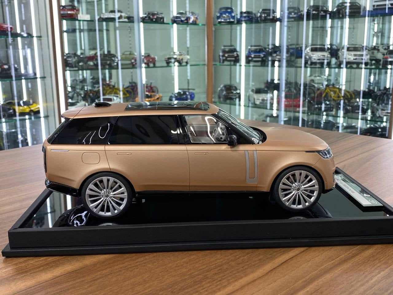 1_18 Resin Land Rover Range Rover Sunset Gold Matt by MotorHelix