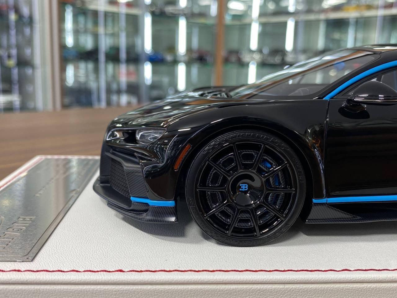 1/18 Resin Model Bugatti Chiron Sport Davis & Giovanni Gloss Black