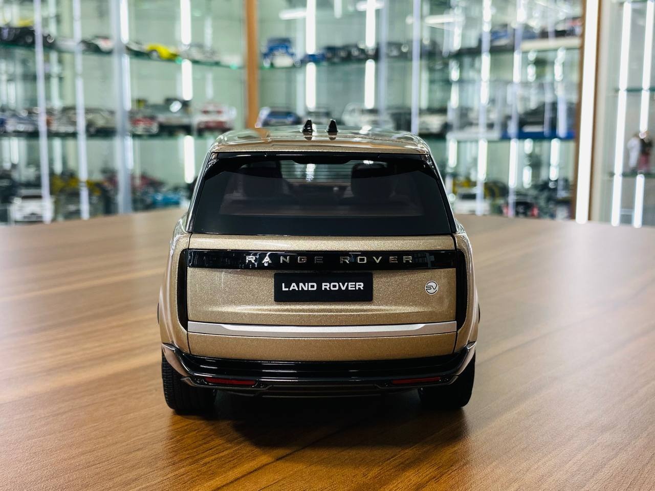 1_18 Diecast LCD Land Rover Range Rover 2022 Gold