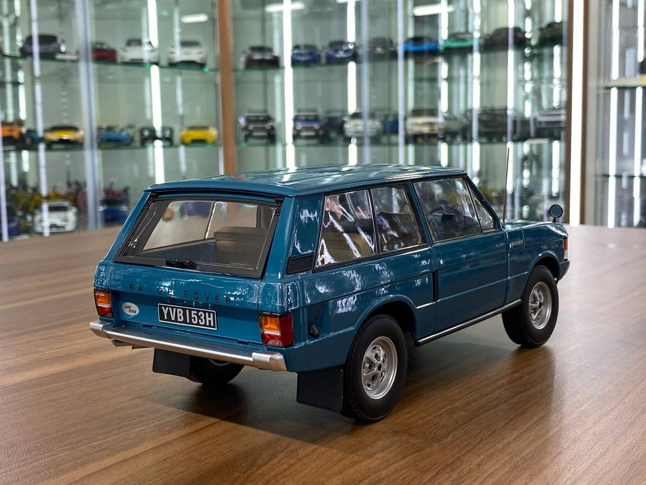 1_18 Diecast Land Rover Range Rover 2 Doors 1970 Blue Almost Real