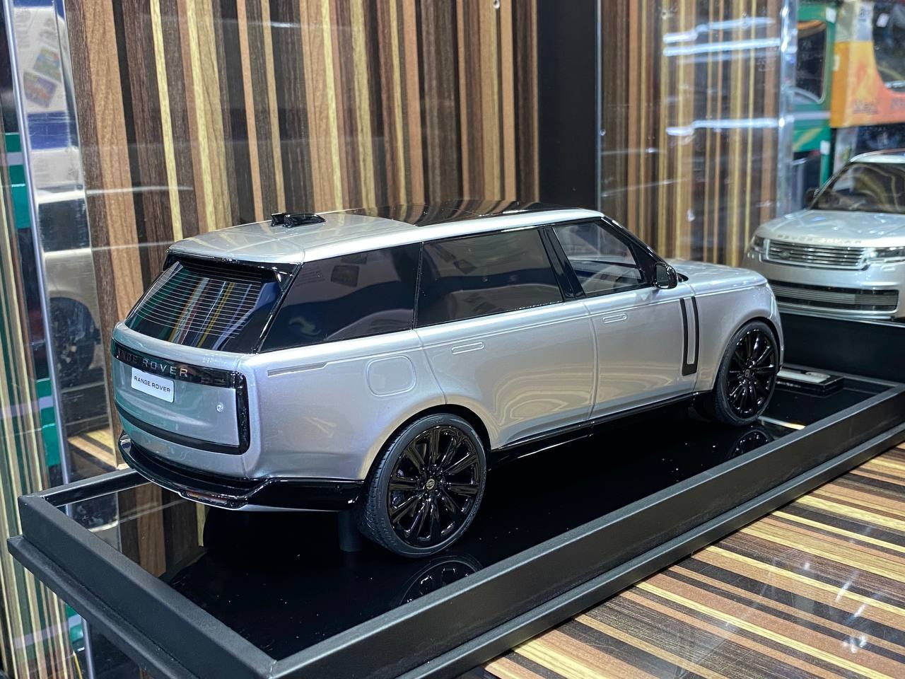 Motorhelix Land Rover Range Rover_ Limited Edition Resin Model 1_18