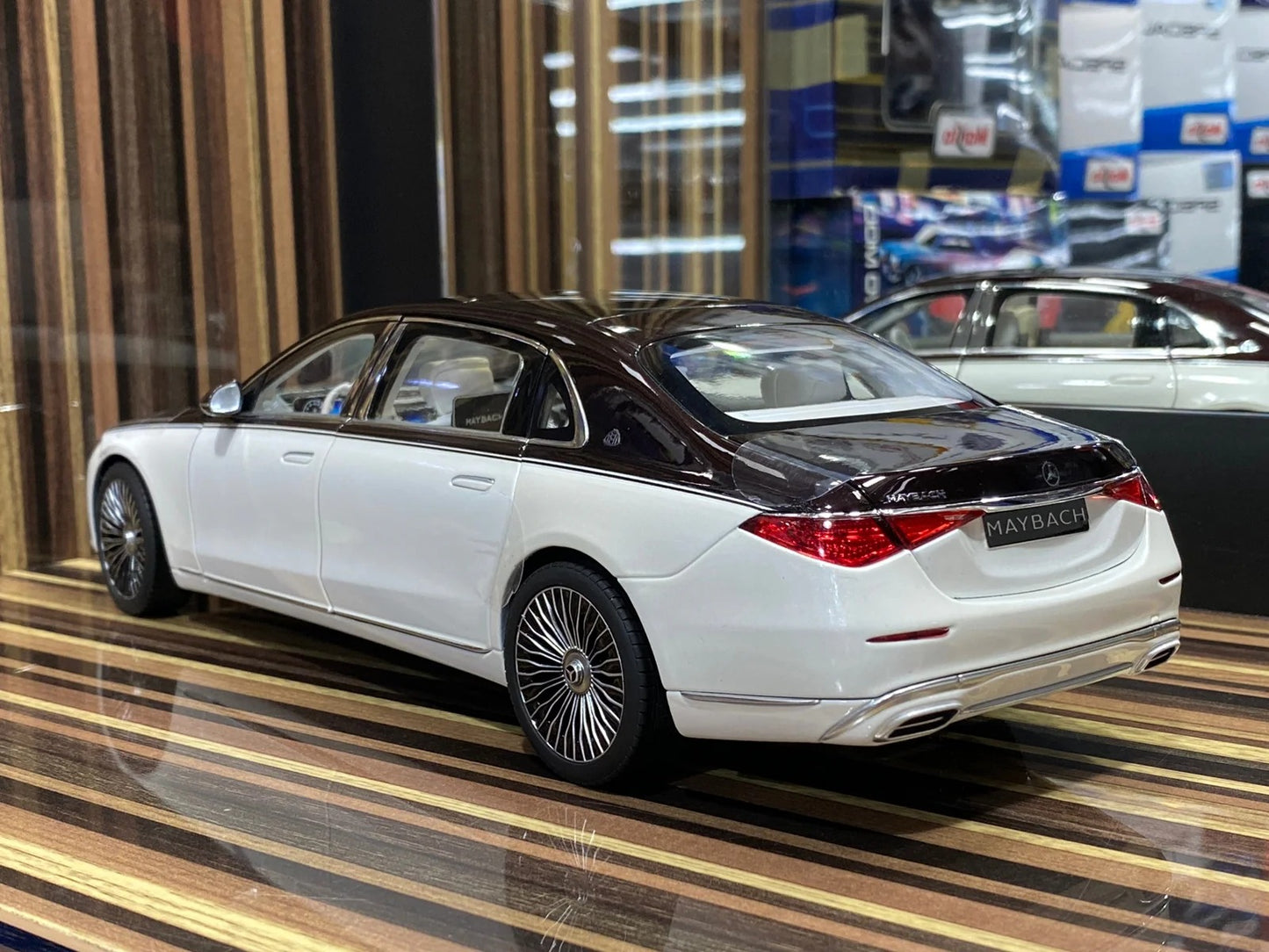 1_18 Diecast Mercedes-Maybach S-Class 2021 White & Black Norev Scale M