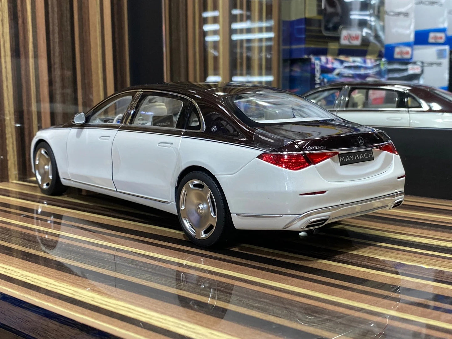 1_18 Diecast Mercedes-Maybach S-Class 2021 White & Brown Norev Scale M