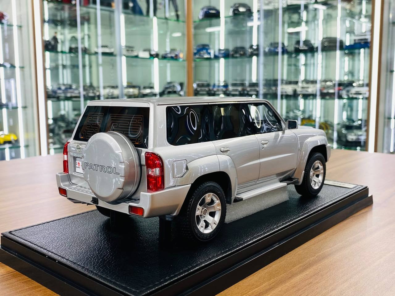 1_18 Nissan Patrol Safari Y61 by Ivy Model _Silver, Limited Edition