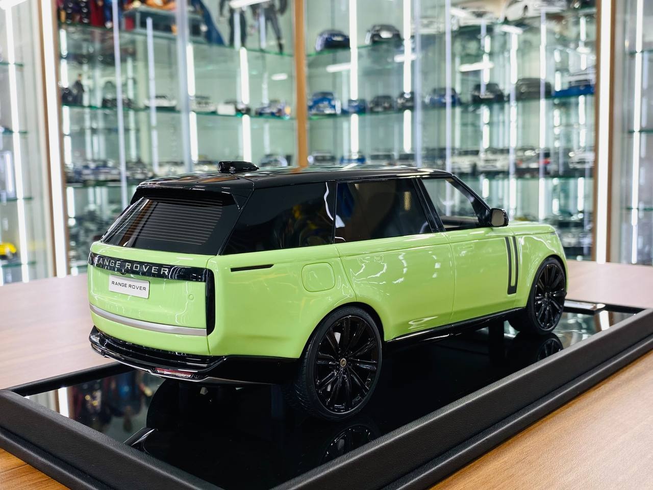 MotorHelix Range Rover Autobiography 2022 – 1_18 Resin ,Light Green