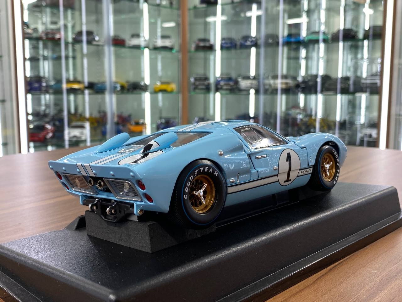 1_18 Metal Diecast Shelby Collectibles Ford GT 40 MKII Gulf #1 1966 Gu