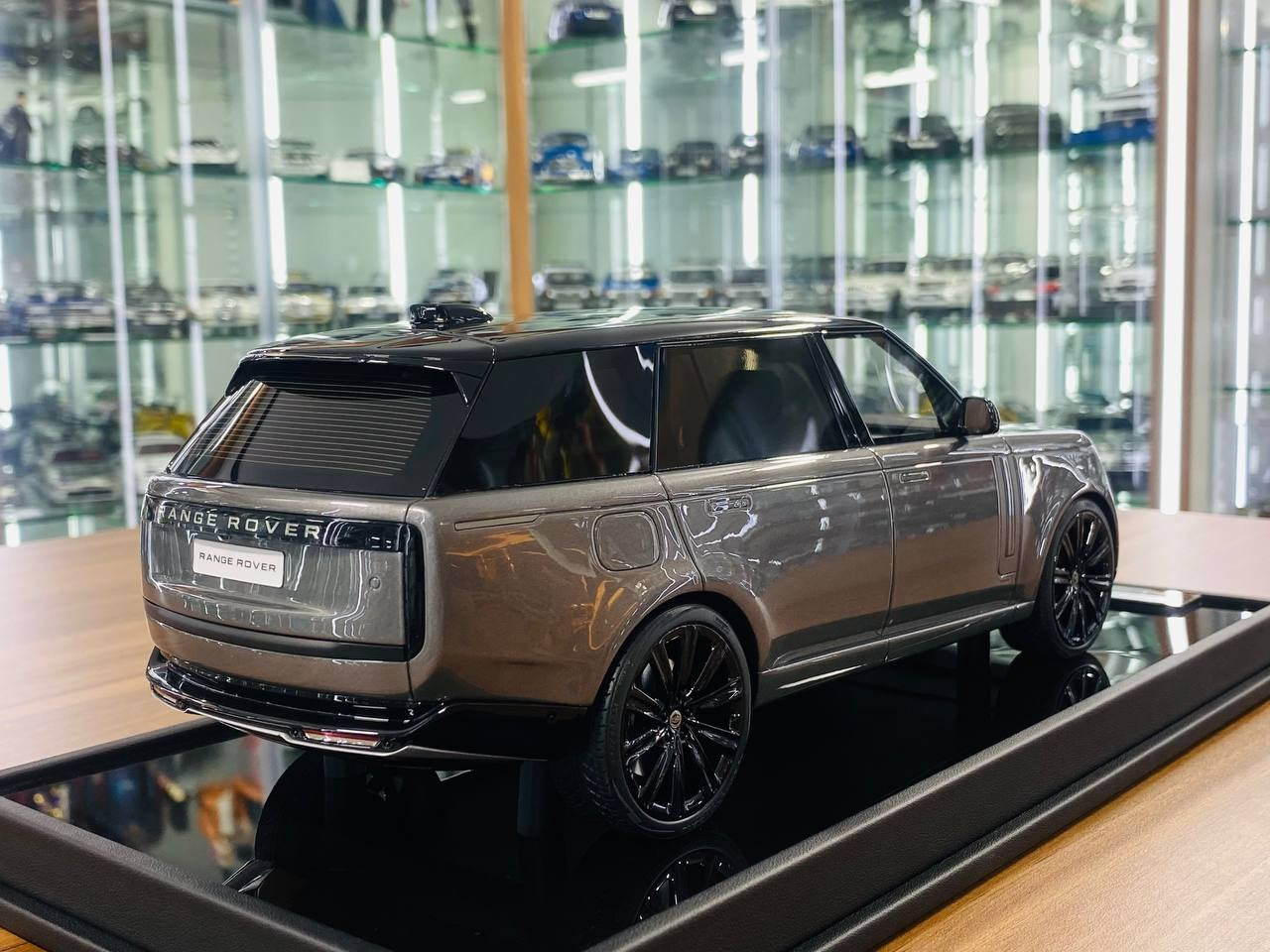 MotorHelix Range Rover Autobiography 2022 – 1_18 Resin ,Grey Silver