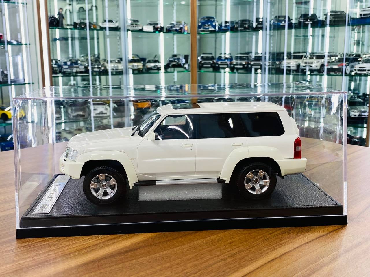 Ivy Model 1_18 Nissan Patrol Safari Y61 – White, Limited Edition